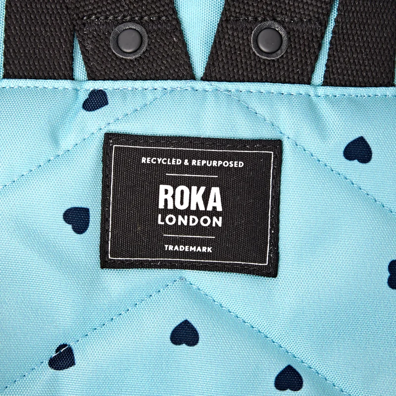 ROKA Bantry Kleine Tasche aus recyceltem Canvas mit Herzmuster