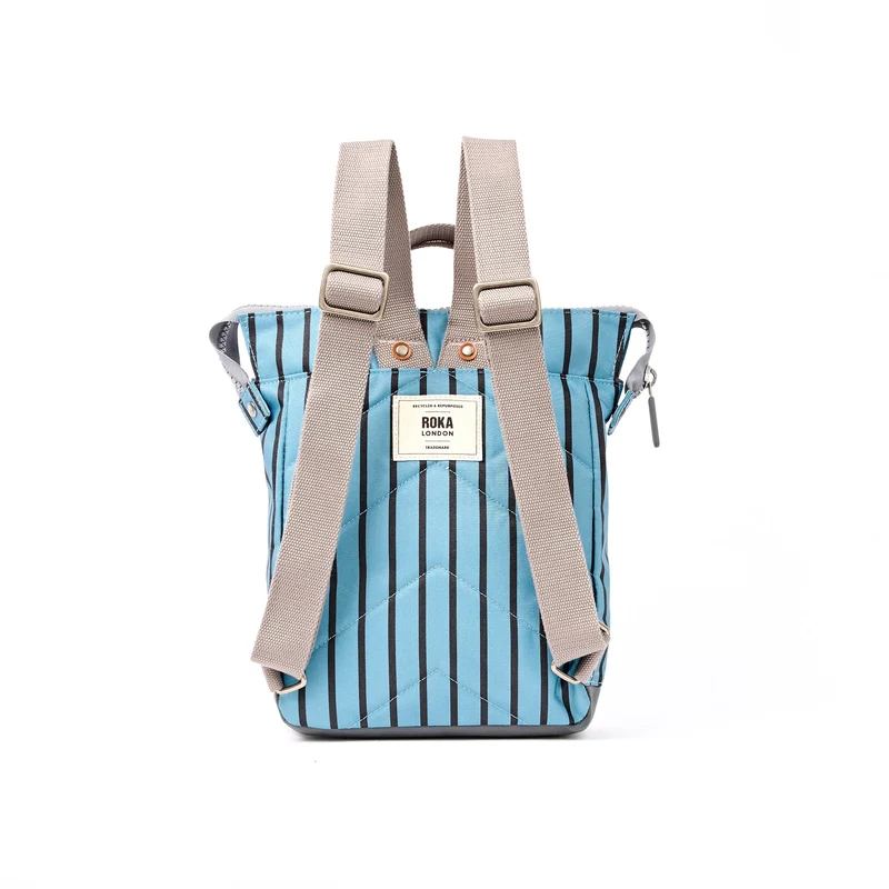 ROKA Bantry Kleine Tasche aus recyceltem Canvas mit blauem Streifen