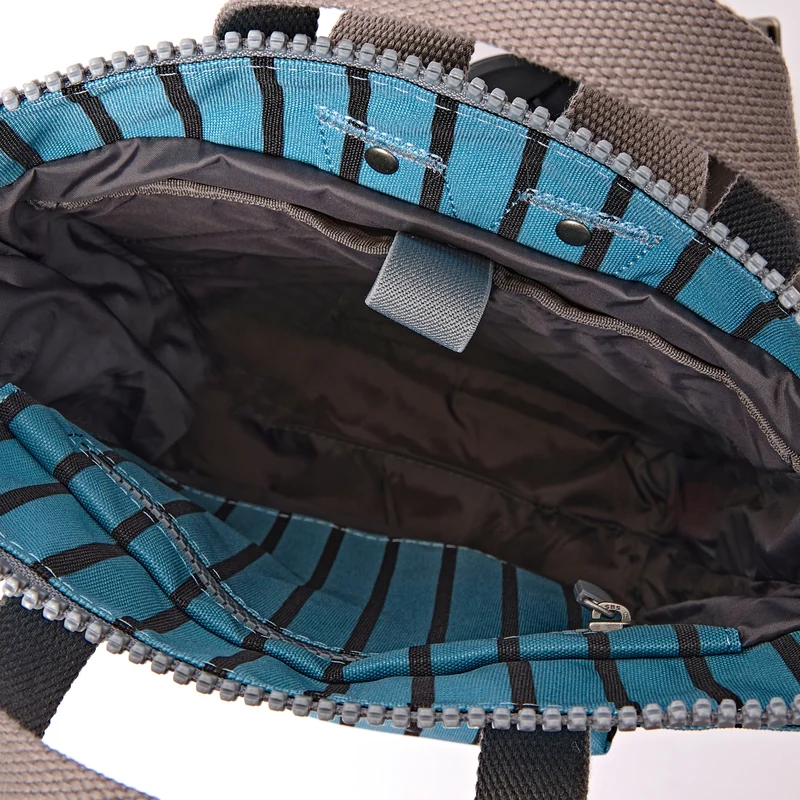 ROKA Bantry Kleine Tasche aus recyceltem Canvas mit blauem Streifen