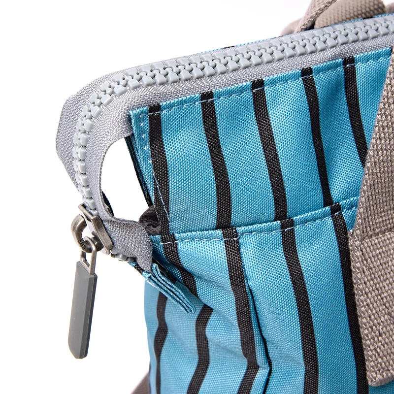 ROKA Bantry Kleine Tasche aus recyceltem Canvas mit blauem Streifen