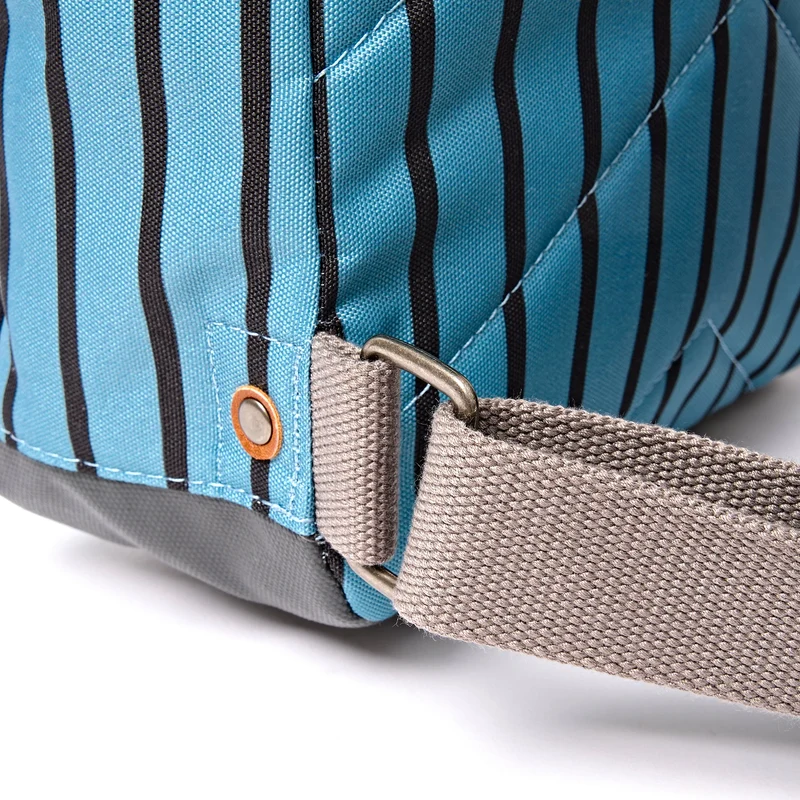 ROKA Bantry Kleine Tasche aus recyceltem Canvas mit blauem Streifen