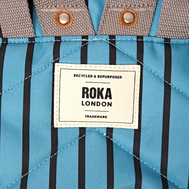 ROKA Bantry Kleine Tasche aus recyceltem Canvas mit blauem Streifen