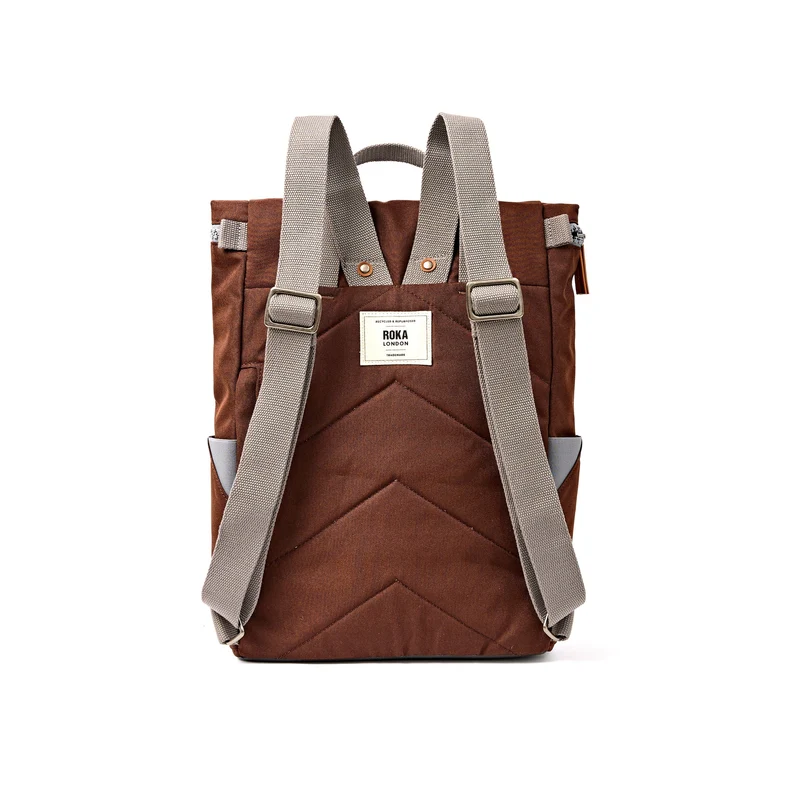 ROKA Finchley Eine große Tasche aus recyceltem Canvas in Schokoladenbraun