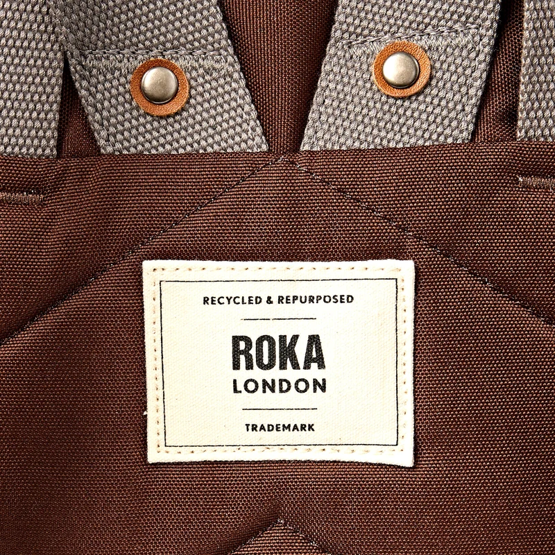 ROKA Finchley Eine große Tasche aus recyceltem Canvas in Schokoladenbraun