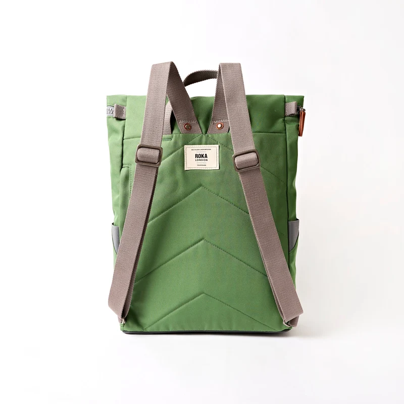 ROKA Finchley Eine große Tasche aus recyceltem Canvas mit Artischockenmotiv