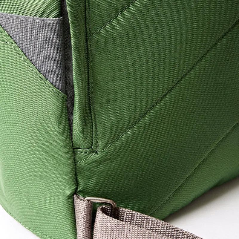 ROKA Finchley Eine große Tasche aus recyceltem Canvas mit Artischockenmotiv
