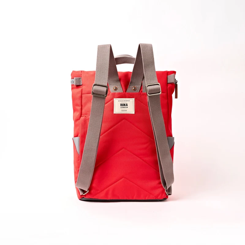 ROKA Finchley Eine mittelgroße, scharlachrote Tasche aus recyceltem Canvas