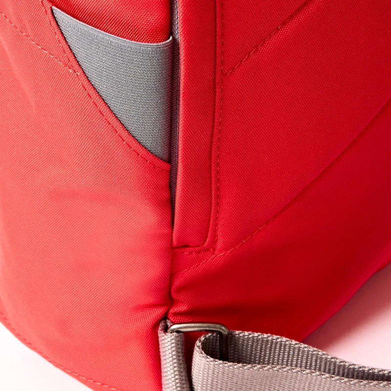 ROKA Finchley Eine mittelgroße, scharlachrote Tasche aus recyceltem Canvas