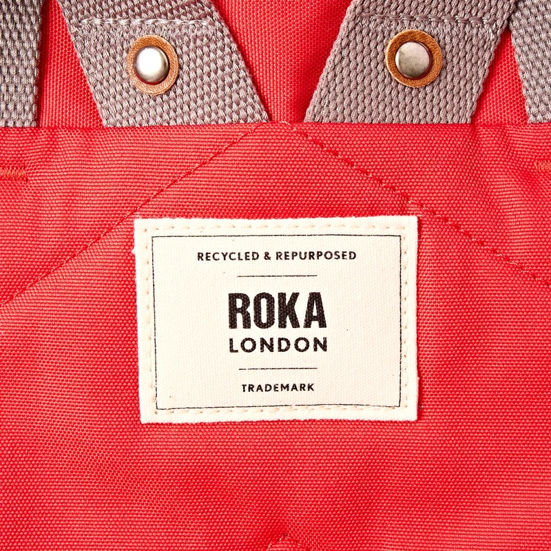 ROKA Finchley Eine mittelgroße, scharlachrote Tasche aus recyceltem Canvas