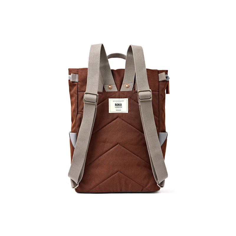 ROKA Finchley Eine mittelgroße Tasche aus recyceltem Canvas in Schokoladenbraun