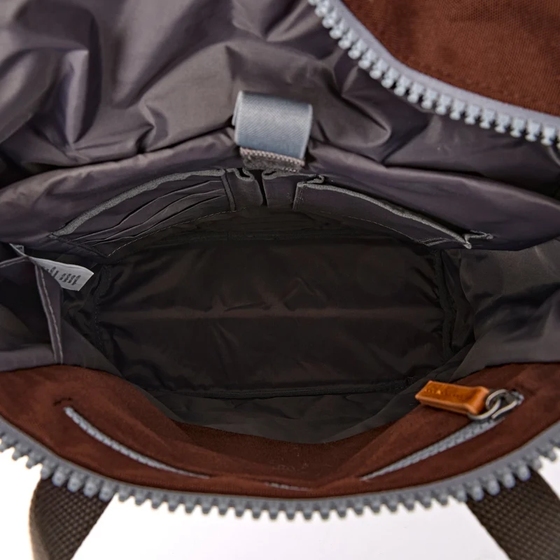 ROKA Finchley Eine mittelgroße Tasche aus recyceltem Canvas in Schokoladenbraun