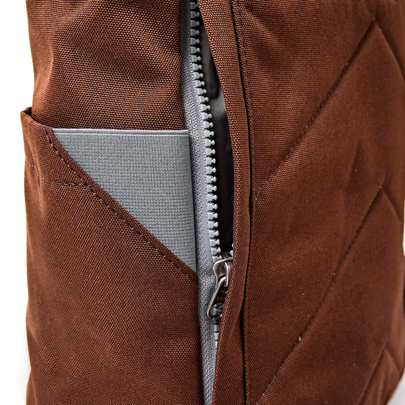 ROKA Finchley Eine mittelgroße Tasche aus recyceltem Canvas in Schokoladenbraun