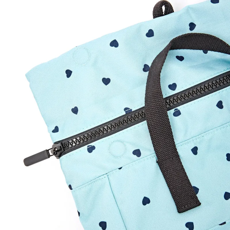 ROKA Canfield Mittelgroße Tasche aus recyceltem Canvas mit Herzmuster