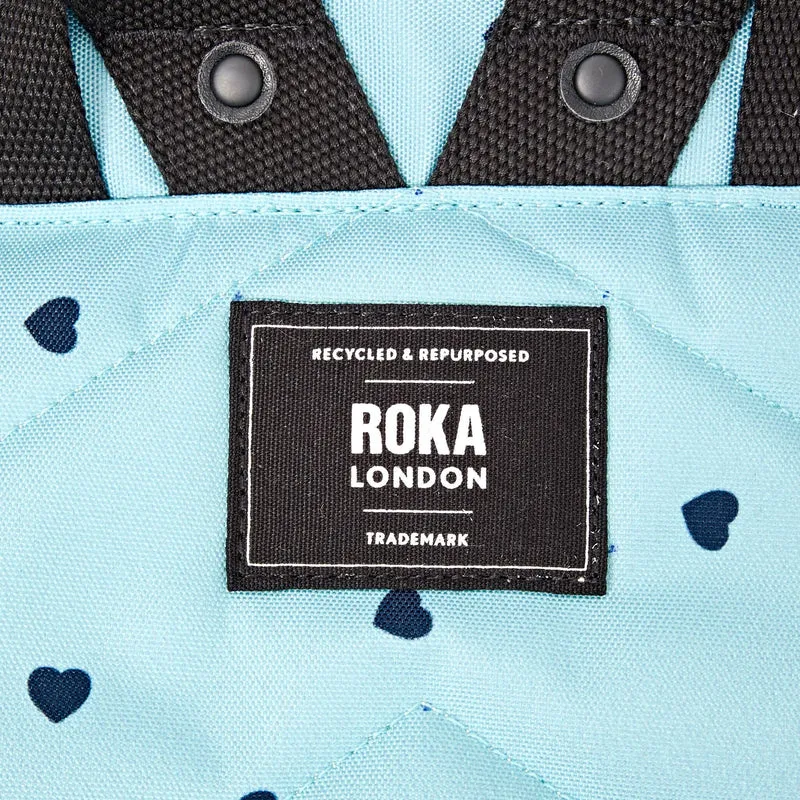 ROKA Canfield Mittelgroße Tasche aus recyceltem Canvas mit Herzmuster