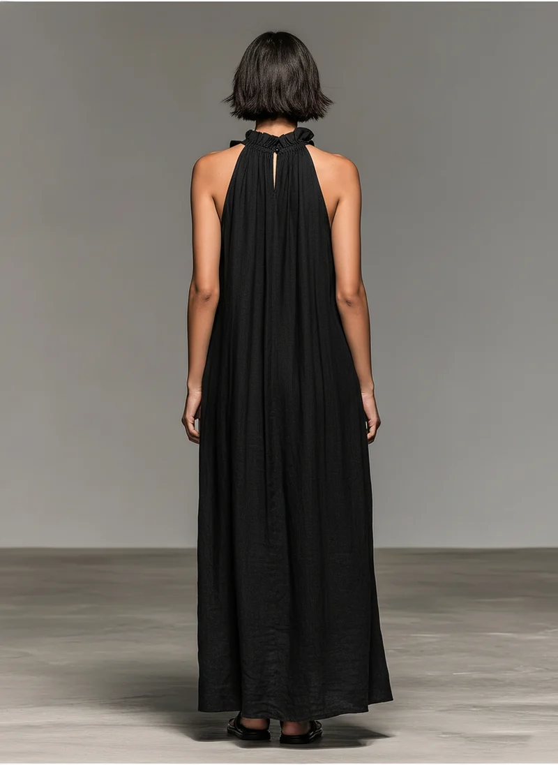 Fiora – Ärmelloses, langes Kleid mit Rüschen, Neckholder-Ausschnitt und Taschen
