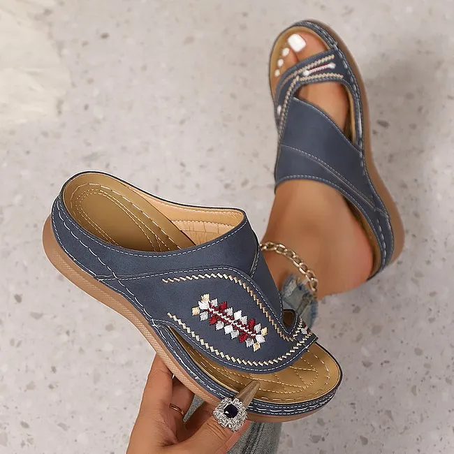 Jacky – Sandalen Mit Keilabsatz Und Bestickter Zehenschlaufe