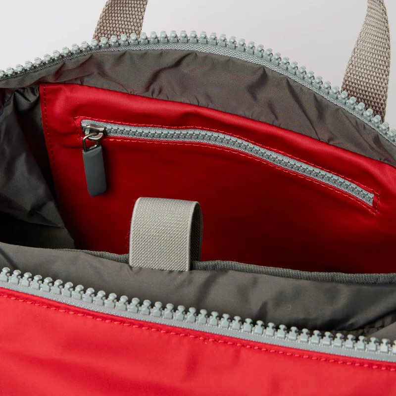 ROKA Camden J Cranberry Stripe Medium Rucksack aus recyceltem Nylon