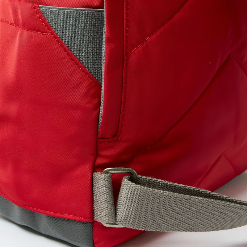 ROKA Camden J Cranberry Stripe Medium Rucksack aus recyceltem Nylon