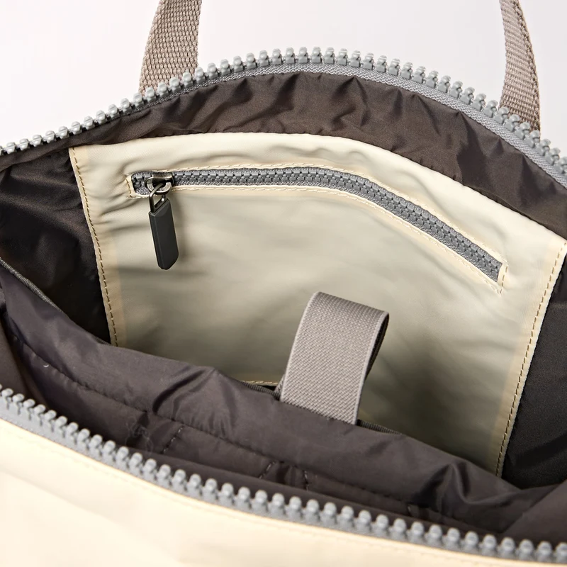 ROKA Camden J Rucksack aus recyceltem Nylon mit Wachspapierstreifen, mittelgroß