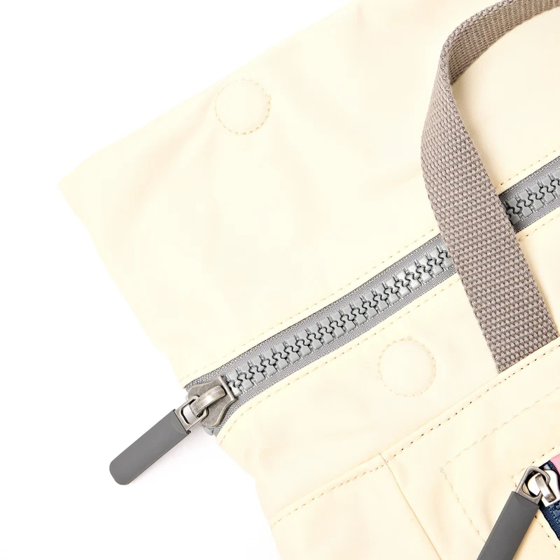 ROKA Camden J Rucksack aus recyceltem Nylon mit Wachspapierstreifen, mittelgroß