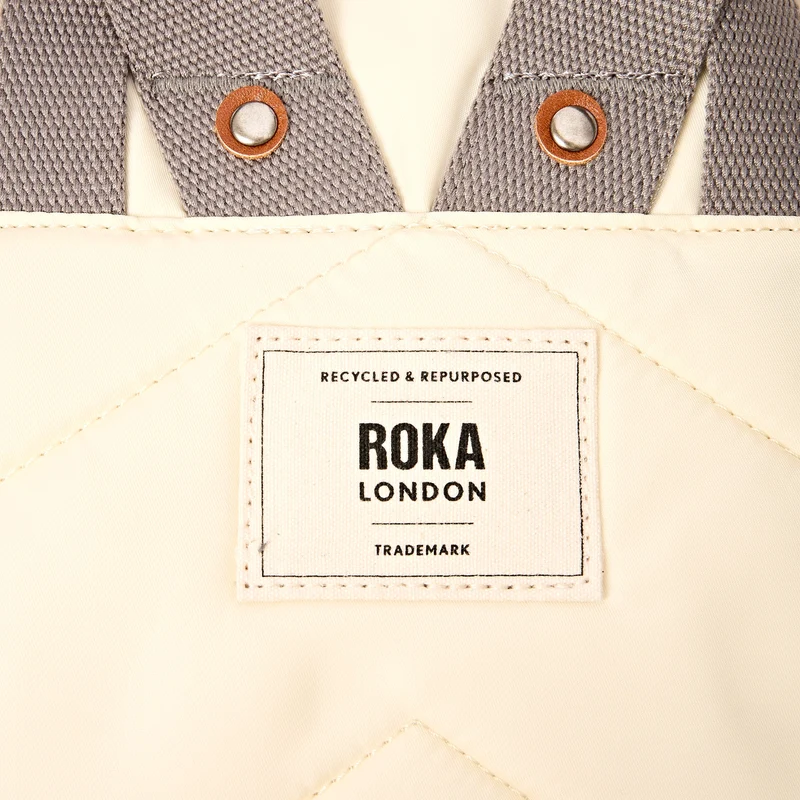 ROKA Camden J Rucksack aus recyceltem Nylon mit Wachspapierstreifen, mittelgroß