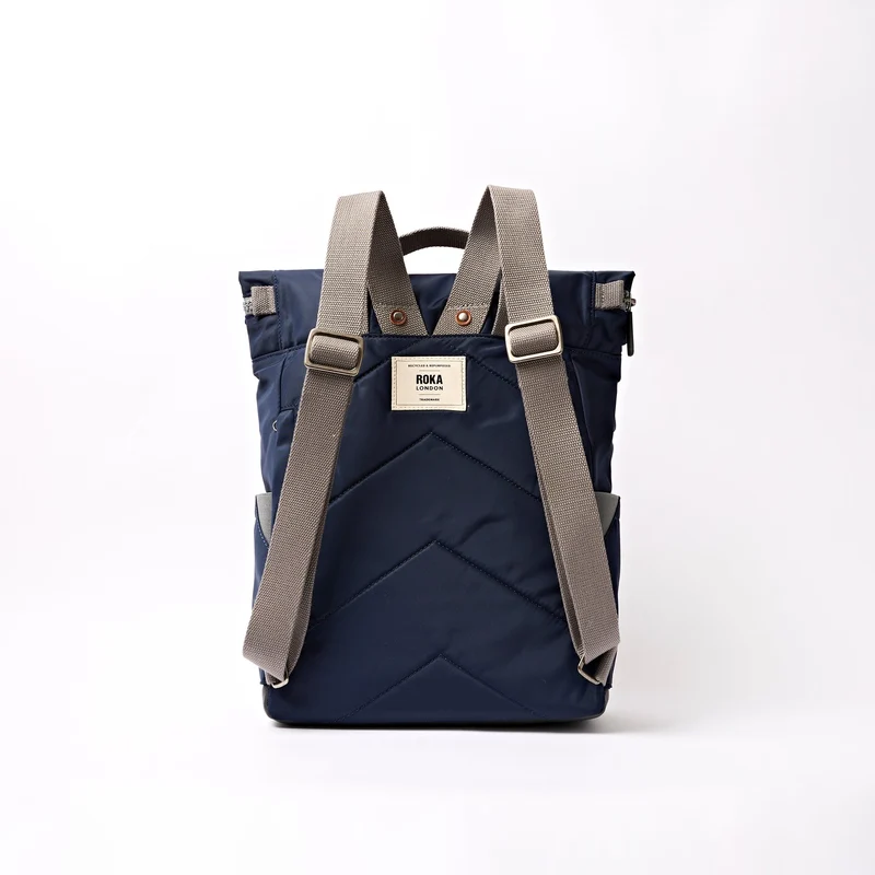 ROKA Camden J Midnight Stripe Medium Rucksack aus recyceltem Nylon