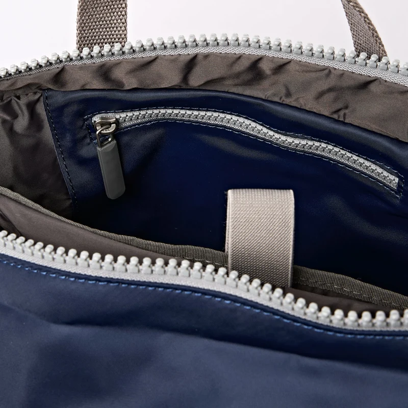 ROKA Camden J Midnight Stripe Medium Rucksack aus recyceltem Nylon