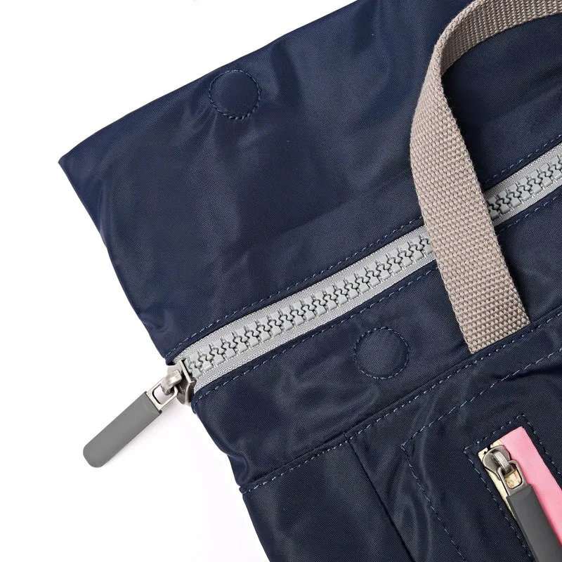 ROKA Camden J Midnight Stripe Medium Rucksack aus recyceltem Nylon
