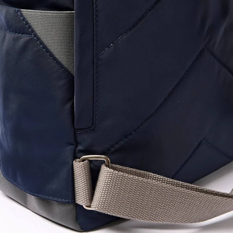 ROKA Camden J Midnight Stripe Medium Rucksack aus recyceltem Nylon