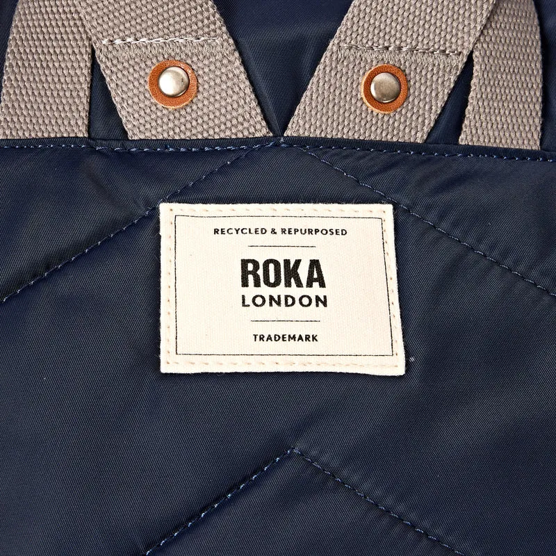 ROKA Camden J Midnight Stripe Medium Rucksack aus recyceltem Nylon