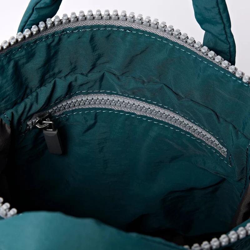ROKA Bantry XS Tasche aus recyceltem Nylon in Türkis