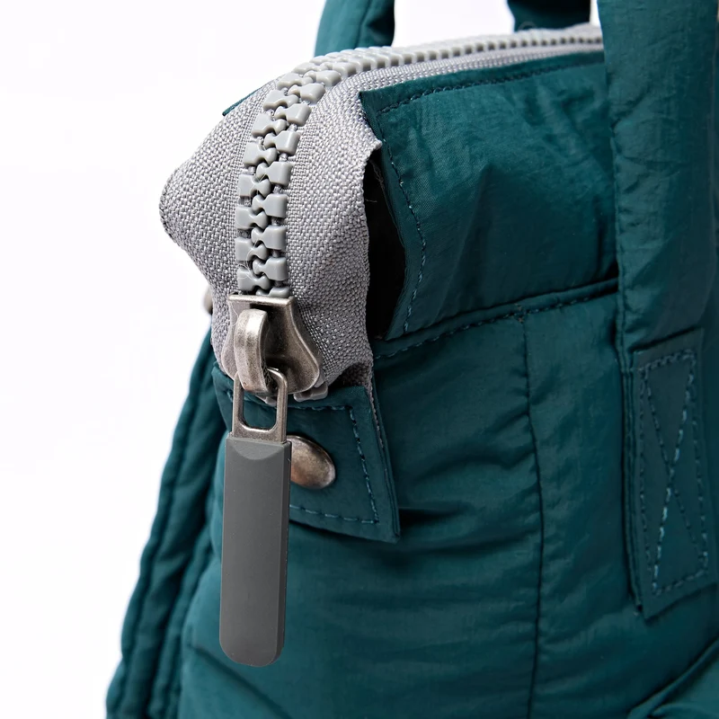 ROKA Bantry XS Tasche aus recyceltem Nylon in Türkis