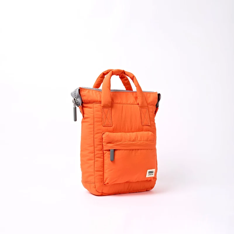 ROKA Bantry XS Retro-Tasche aus recyceltem Nylon in Mandarinenfarbe