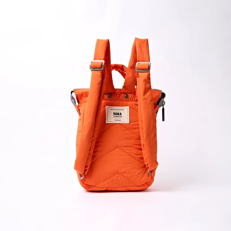 ROKA Bantry XS Retro-Tasche aus recyceltem Nylon in Mandarinenfarbe