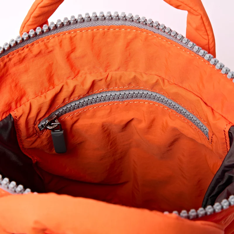ROKA Bantry XS Retro-Tasche aus recyceltem Nylon in Mandarinenfarbe