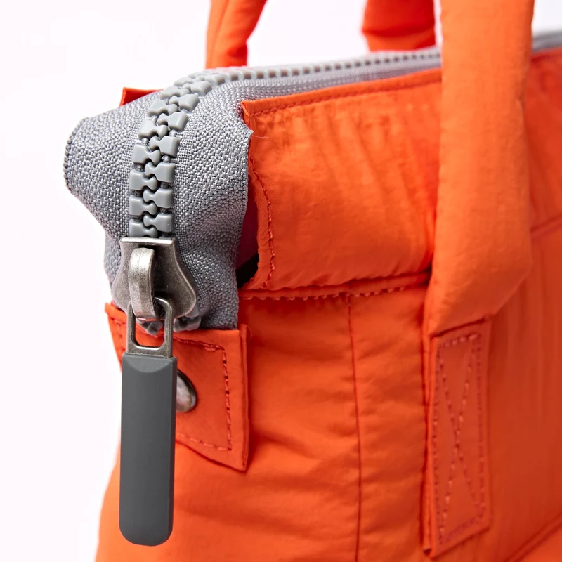 ROKA Bantry XS Retro-Tasche aus recyceltem Nylon in Mandarinenfarbe