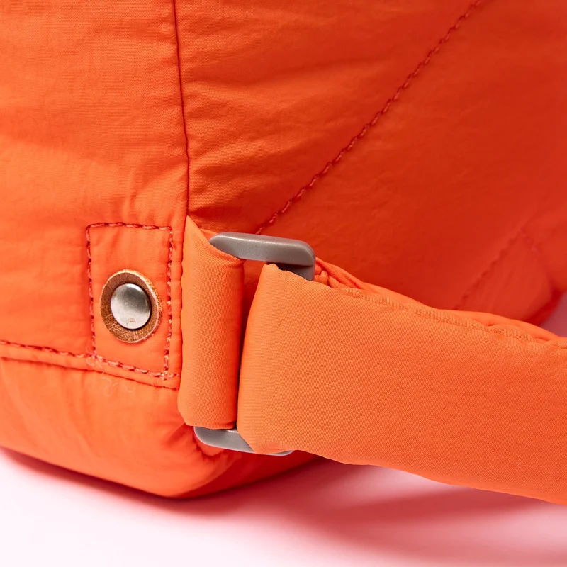 ROKA Bantry XS Retro-Tasche aus recyceltem Nylon in Mandarinenfarbe