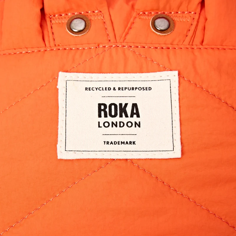 ROKA Bantry XS Retro-Tasche aus recyceltem Nylon in Mandarinenfarbe