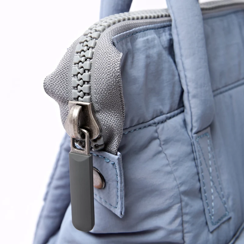 ROKA Bantry XS Retro Tasche aus recyceltem Nylon, blau