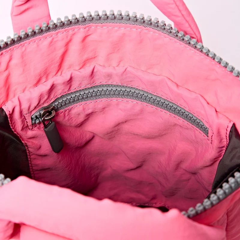 ROKA Bantry XS Tasche aus recyceltem Nylon in Pink Lemonade