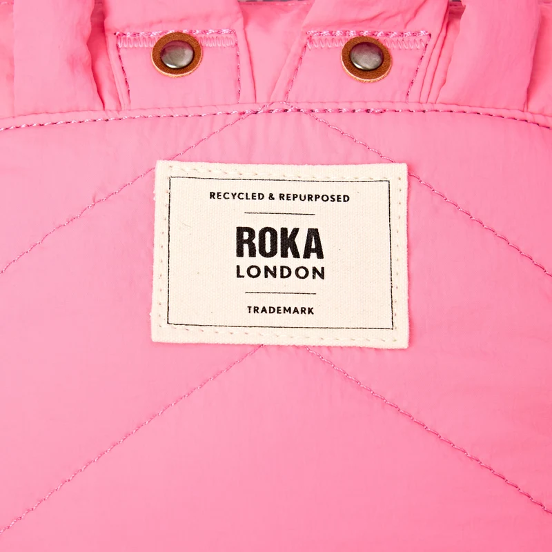 ROKA Bantry XS Tasche aus recyceltem Nylon in Pink Lemonade