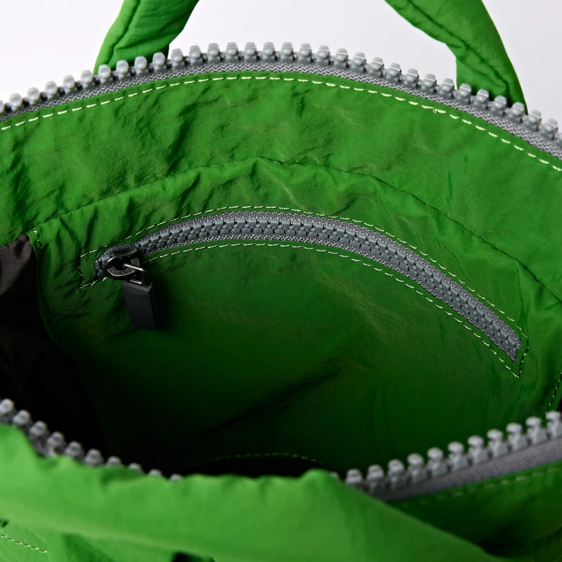 ROKA Bantry XS Online Tasche aus recyceltem Nylon, limettengrün