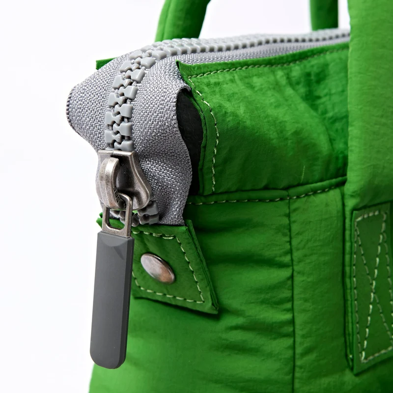 ROKA Bantry XS Online Tasche aus recyceltem Nylon, limettengrün