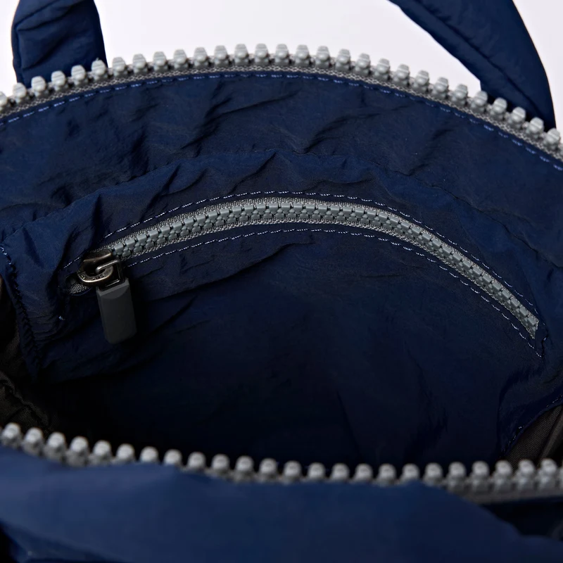 ROKA Bantry XS Midnight Tasche aus recyceltem Nylon