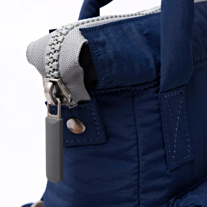 ROKA Bantry XS Midnight Tasche aus recyceltem Nylon