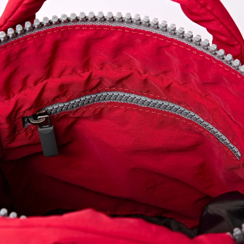 ROKA Bantry XS Chilli Tasche aus recyceltem Nylon