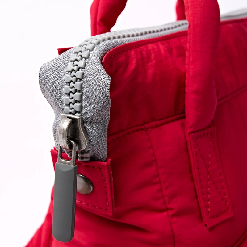 ROKA Bantry XS Chilli Tasche aus recyceltem Nylon