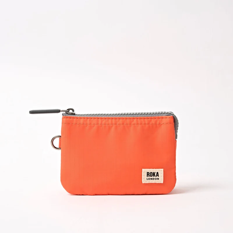 ROKA Carnaby Kleine Handtasche aus recyceltem Nylon-Ripstop in Mandarinenfarbe