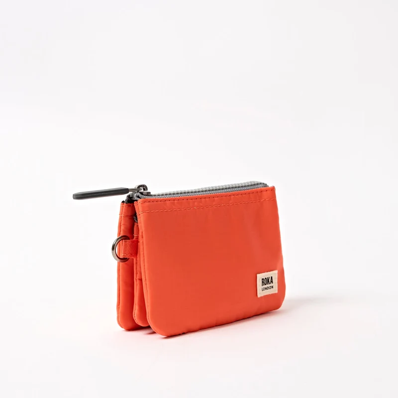 ROKA Carnaby Kleine Handtasche aus recyceltem Nylon-Ripstop in Mandarinenfarbe