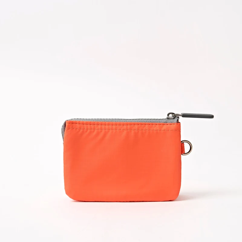 ROKA Carnaby Kleine Handtasche aus recyceltem Nylon-Ripstop in Mandarinenfarbe